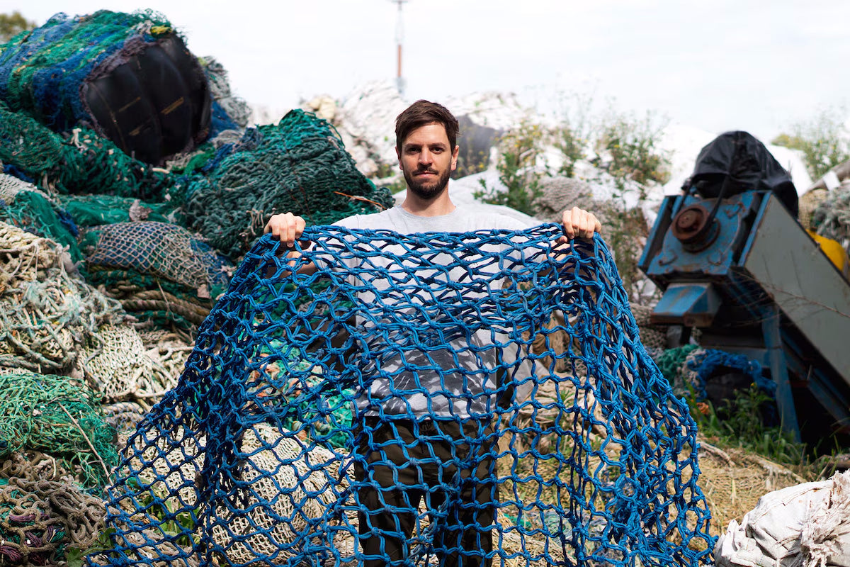 El joven ingeniero que renunció a un trabajo estable para convertir la basura plástica en anteojos de sol
